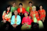 Foto keluarga kenakan seragam Lebaran
