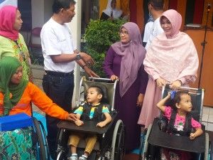 Sri dengan Walikota Illiza SD dan dua anak kecil penyandang disabilitas