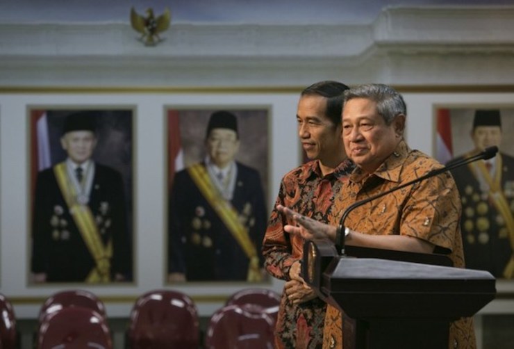 Mantan Presiden Susilo Bambang Yudhoyono dan Presiden Joko ‘Jokowi’ Widodo saat mengajak Jokowi tur keliling Istana Negara sebelum pelantikan, pada 19 Oktober 2014. Foto oleh Darren Whiteside/AFP
