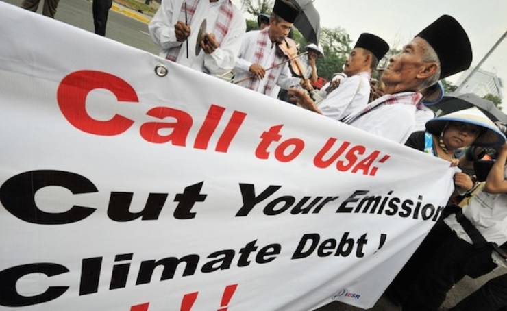 Aktifis lingkung berdemonstrasi di depan Kedutaan Besar Amerika Serikat di Jakarta pada 2 Desember 2009. Mereka menuntut pemerintah AS untuk berbuat lebih dalam menurunkan emisi karbon. Foto oleh Bay Ismoyo/AFP
