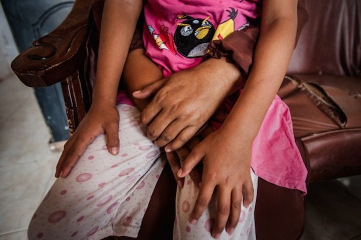 Seorang gadis berusia 6 tahun korban kekerasan seksual di Banda Aceh. Catatan Lembaga Bantuan Hukum Anak Banda Aceh menunjukkan dalam lima tahun terakhir ada 149 kasus kekerasan terhadap anak-anak. Foto oleh AFP/Chaideer Mahyuddin