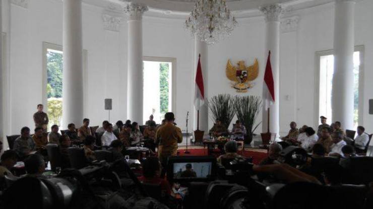 Presiden Joko ‘Jokowi’ Widodo beri pengarahan kepada para gubernur se-Indonesia di Istana Kepresidenan, Bogor, Senin (24/11). Foto oleh official Facebook page Jokowi