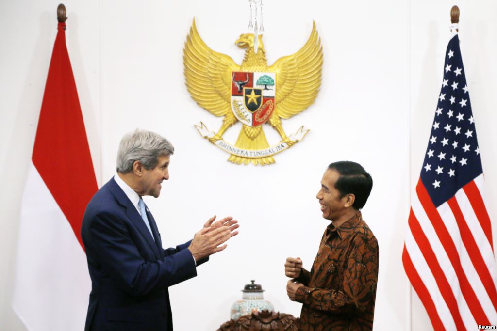 John Kerry dan Joko Widodo. Foto dari voaindonesia.com