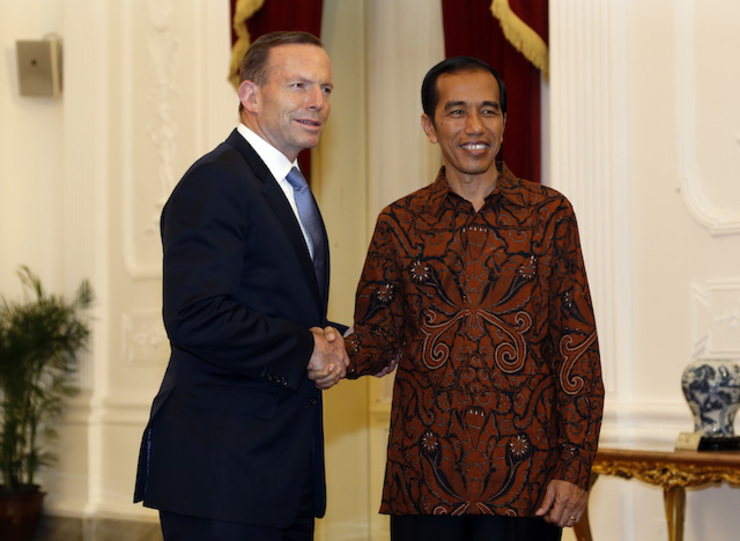 Perdana Menteri Australia Tony Abbott (kiri) bersalaman dengan Presiden Joko ‘Jokowi’ Widodo sesaat setelah pelantikan Jokowi di Istana Merdeka, Jakarta, pada 20 Oktober 2014. Foto oleh Mast Irham/EPA
