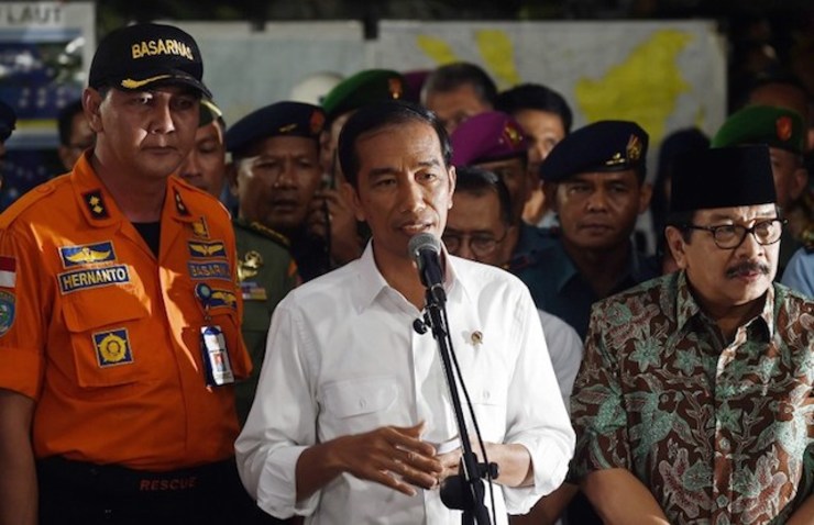 Presiden Jokowi mengadakan konferensi pers di pusat krisis Bandara Juanda, Surabaya. Foto oleh Manan Vatsyayana/AFP