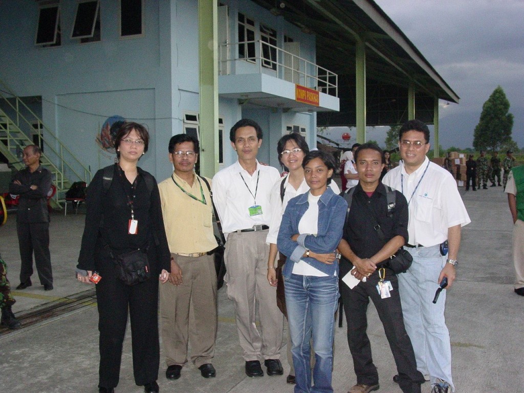 Saya bersama dengan kawan-kawan jurnalislainnya menjadi rombongan pertama yang tiba di Aceh, satu hari setelah Tragedi Tsunami 2004.