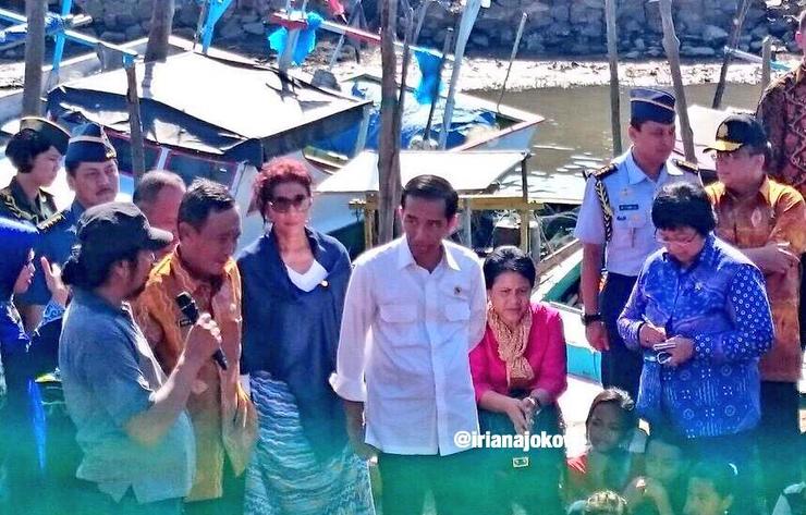 Presiden Jokowi didampingi Menteri Kelautan dan Perikanan Susi Pudjiastuti (kiri) dan Ibu Negara Iriana (kanan) hadiri acara Hari Nusantara di Siring Laut Kotabaru, Kalimantan Selatan. Foto oleh @IrianaJokowi/Twitter 