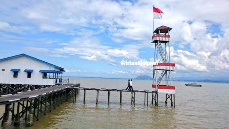 Presiden Jokowi meninjau pos perbatasan TNI AL di Pulau Sebatik. Foto oleh setkab.go.id