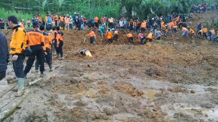 Longsor di Banjarnegara, Jawa Tengah, akibatkan setidaknya 12 orang tewas dan ratusan lainnya hilang. Foto oleh @nurmansali/Twitter 