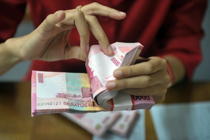 Mata uang rupiah mencapai titik terendah, hampir Rp 13,000 per dolar AS, terburuk sejak krisis moneter 1998. File photo by AFP