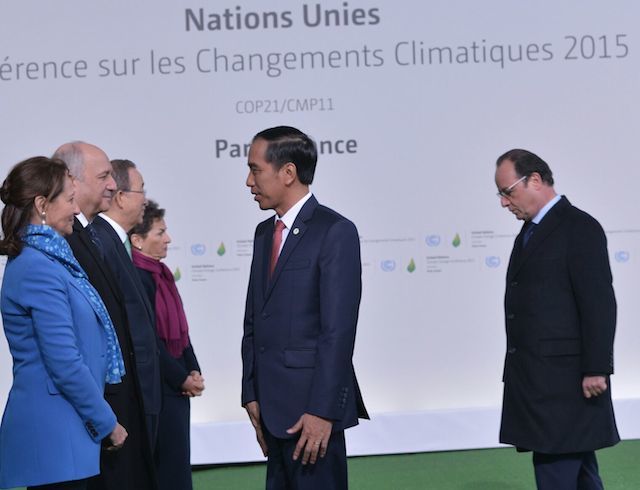 Presiden Jokowi disambut Presiden Perancis Francois Hollande dan Sekjen PBB Ban Ki-moon, saat memasuki arena KTT Perubahan Iklim, di Paris, 30 November 2015. Foto dari Setkab.go.id 