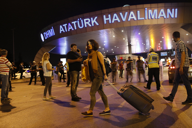 Penumpang berlarian ke luar bandara setelah terjadi 3 kali ledakan bom bunuh diri di Bandara Ataturk, Istanbul, Turki, pada 28 Juni 2016. Foto oleh Sedat Suna/EPA